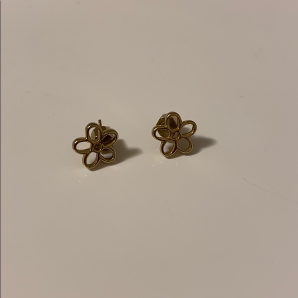 Gold flower studs - Picture 3 of 5